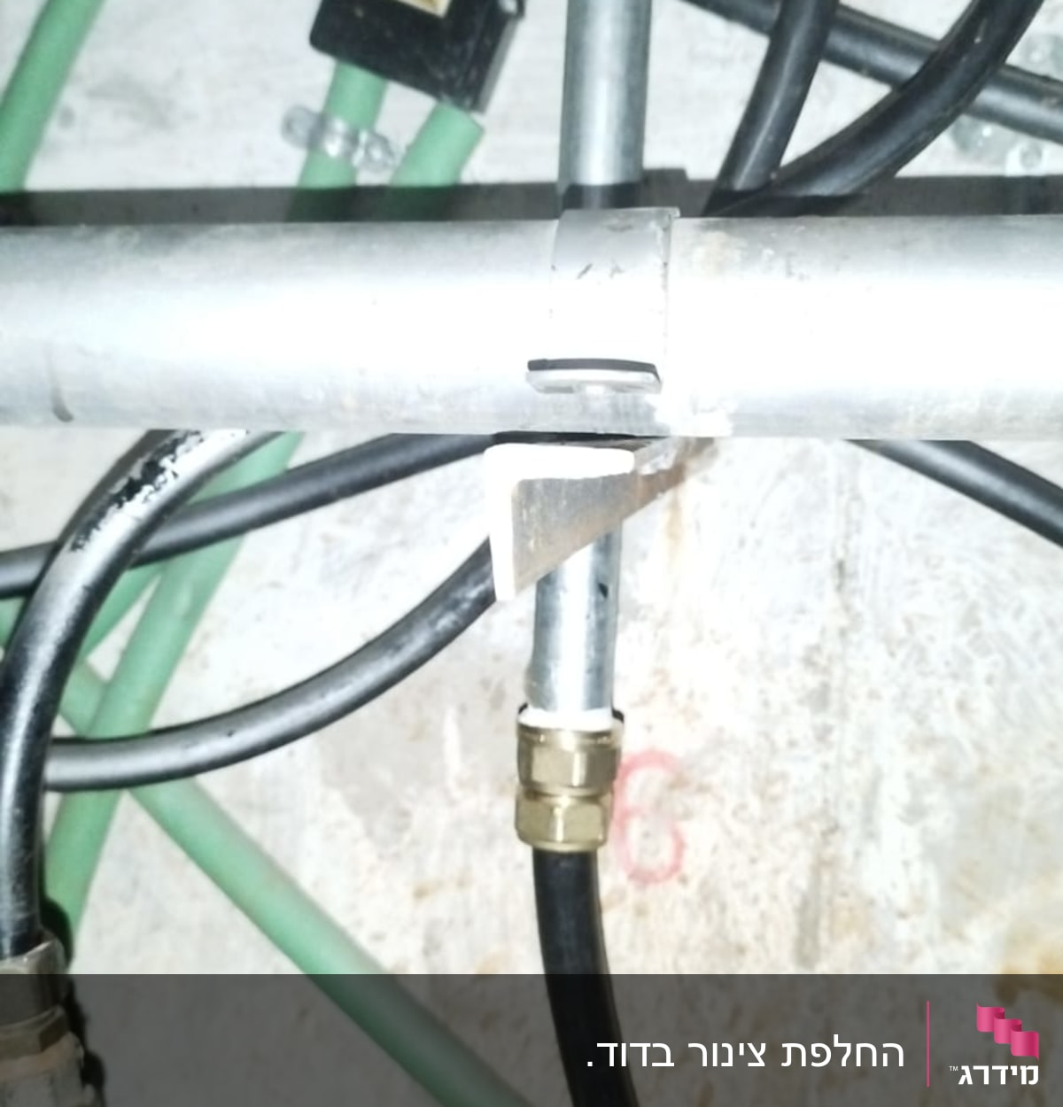 צינורות מתכת וחיבורים במערכת אינסטלציה